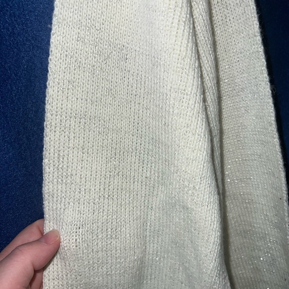 Scarf with hand mufflers. - Picture 2 of 3